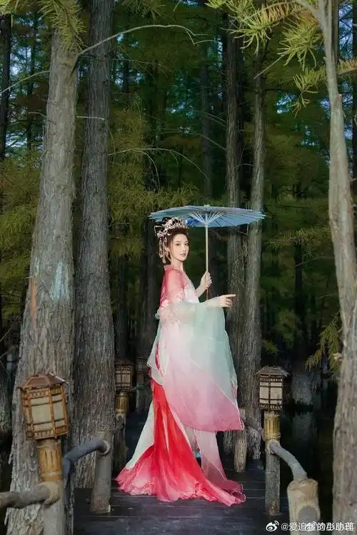 彭小冉这套古装造型怎么样能媲美东宫的异域风红裙吗