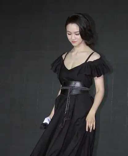 段奥娟机场街拍,一袭波点露肩裙美得清新甜美,肩部线条好吸睛