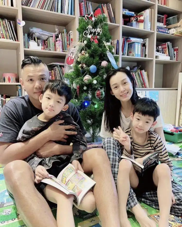 范玮琪晒双胞胎儿子7岁生日照!飞飞翔翔光着脚丫玩耍,长相英俊