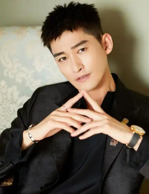 张翰绅士打扮太绝轻松秀出霸总气概真不愧是郑爽最帅前任