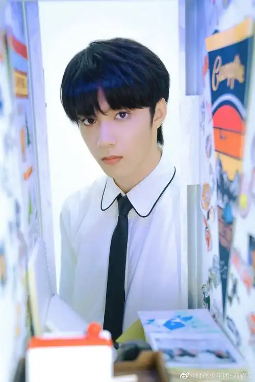 刘耀文拼色衬衫随拍##刘耀文 十七炽发利刃开秋霜##刘耀文 唱跳app