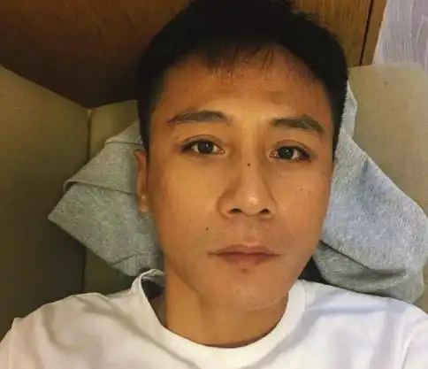 帅而自知刘烨晒自拍称是超级无敌邻家大帅哥