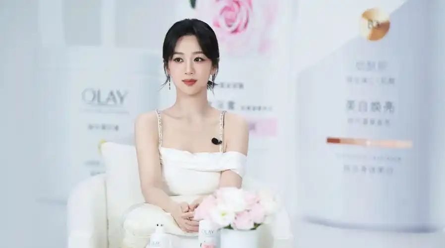 杨紫白色小吊带##杨紫olay身体护理全线代言人