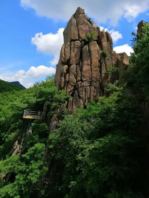 这是吉林省吉林市的朱雀山,海拔817米,风景优丽,值得一游的地儿.