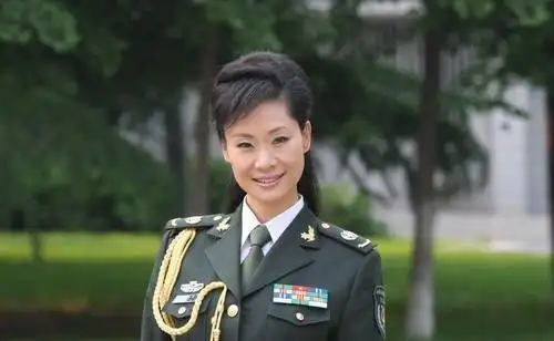 55岁于文华全家照,25岁女儿如花似玉,二婚丈夫也超级帅气!