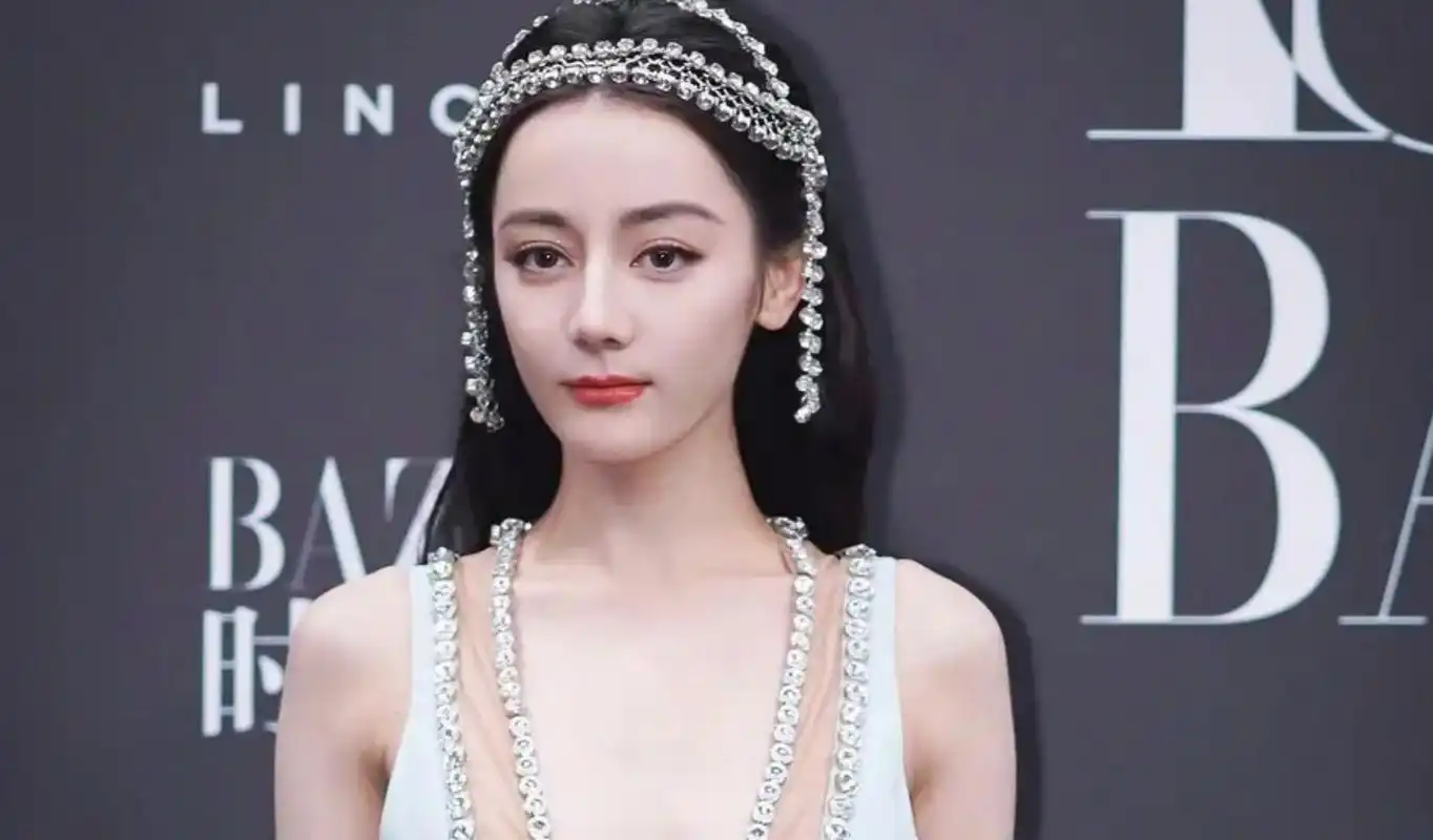 迪丽热巴时尚芭莎人鱼裙