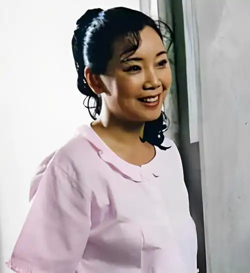 当年,在中戏上学的陈宝国喜欢上了女同学赵奎娥,可是他对自己没有信心