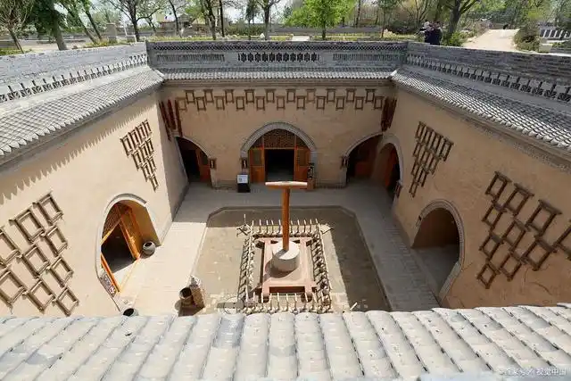 窑洞是中国北部黄土高原上居民的古老居住形式.