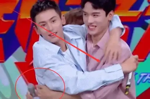 龚俊一把从背后圈住张哲瀚,"环腰抱"让人脸红,指尖交缠太绝了