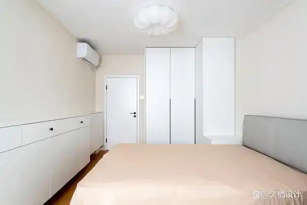 用简单的布局搭配温馨的色调,打造一间舒适助眠    卧室空间