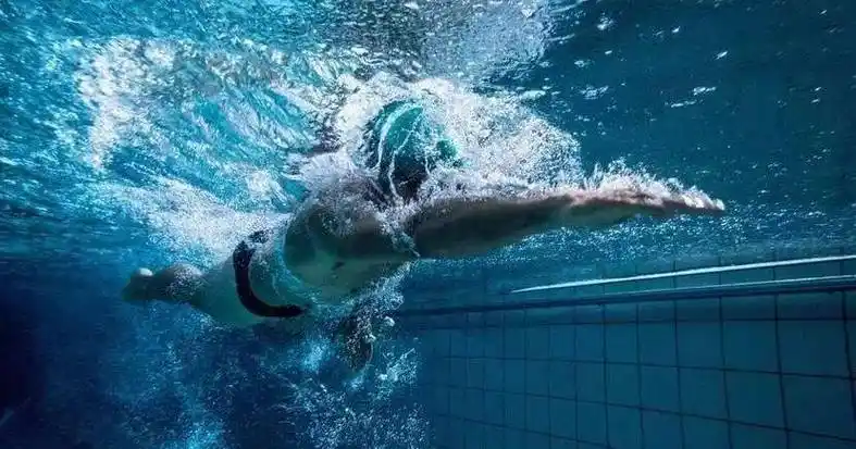 自由泳人沉在水里快不起来怎么破