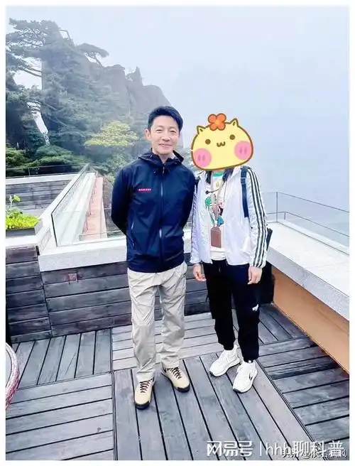 难怪撒贝宁笑的如此灿烂,原来他难得的找回了点身高上的优越感.