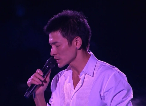 《爱你一万年》 作词:刘德华 作曲:giorgio moroder,刘德华,陈德建