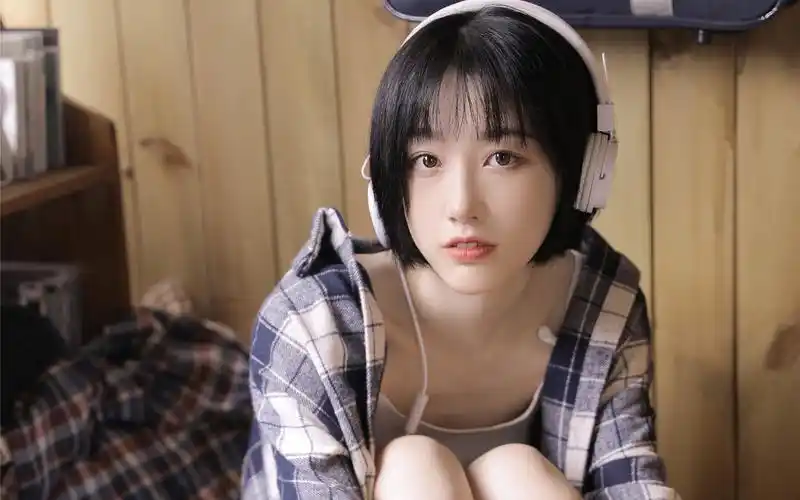 格子衬衫美女图片桌面壁纸