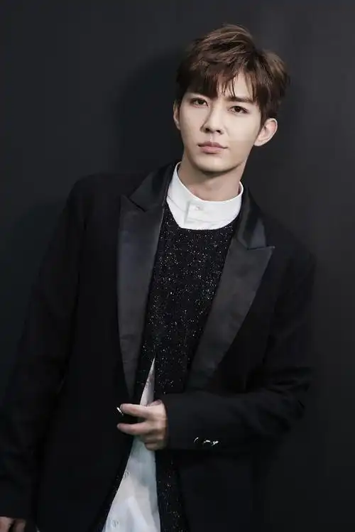 炎亚纶黑色西装叠穿亮面衫潮流时尚,而一身格纹夹克装雅痞时髦|白衬衫