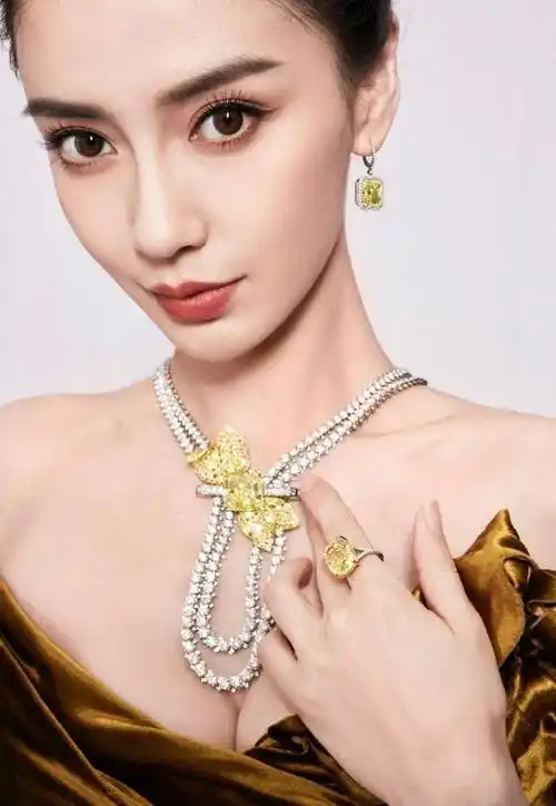 杨颖的镀金抹胸裙尽显事业线,曼妙身段性感撩人!_衣服_身材_设计的