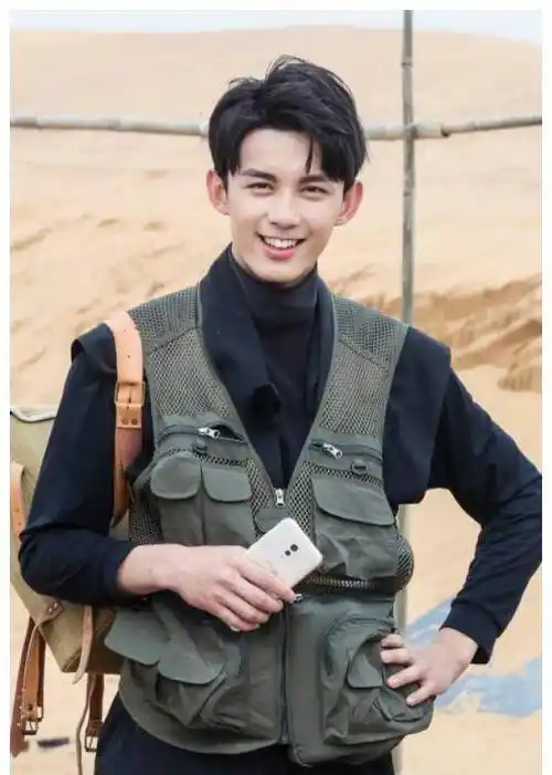 "情商代表"吴磊:一句话化解热巴年龄焦虑,凭实力带姐姐暴富_吴悦_弟弟