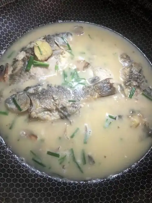 鲫鱼汤 hh-1-2做的鲫鱼汤赞 鲫鱼,葱,姜,盐,料