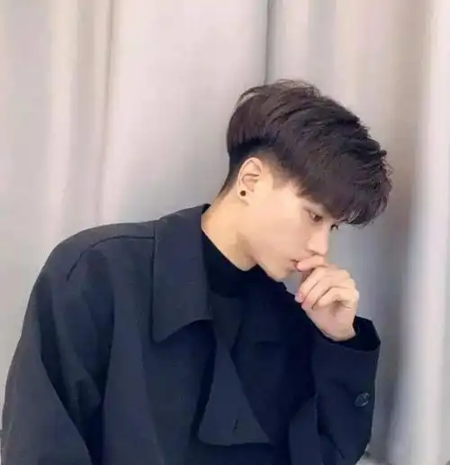 男生不想留短发那就留王一搏这款分头发型时尚又帅气