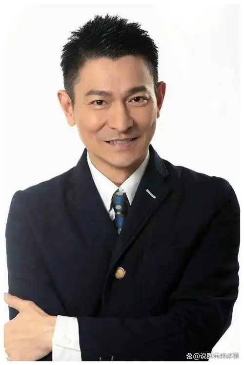 刘德华62岁风采依旧:精致发型,时尚穿搭