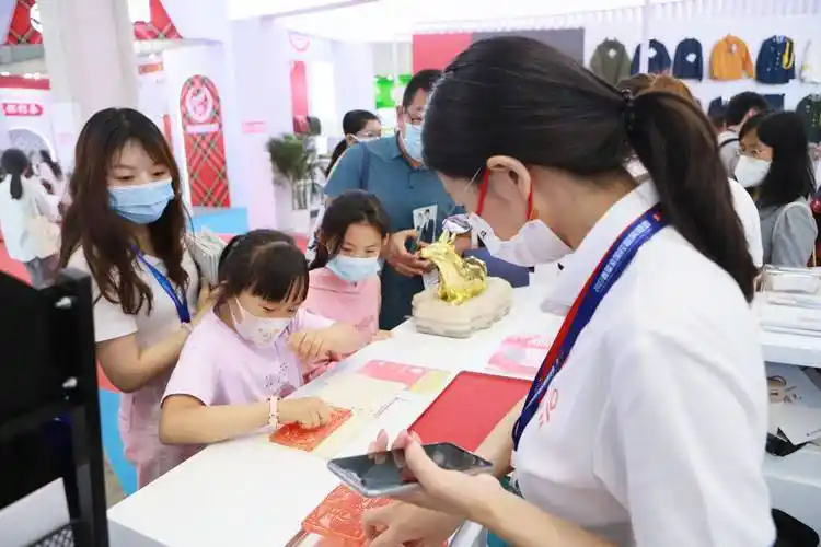 铜牛曙光亮相首届全国校服展_服务体系_校园_集团