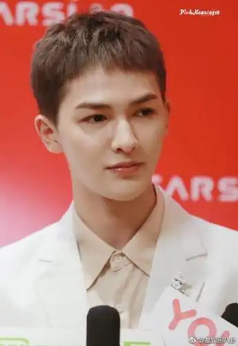 都说寸头是检验男明星颜值的唯一标准感受一波朱正廷的寸头照