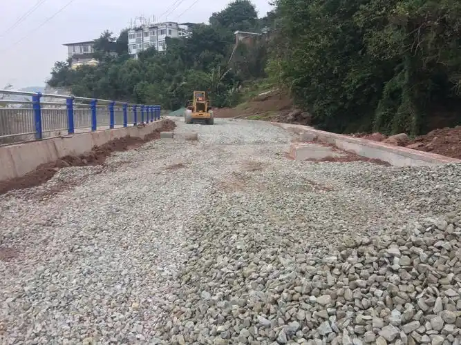 接游乐园大桥一段开始铺垫层碎石