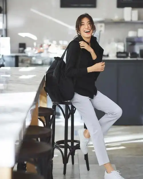 白色板鞋,帆布鞋,老爹鞋,都可以和白裤子相匹配,用鞋子的运动休闲属性