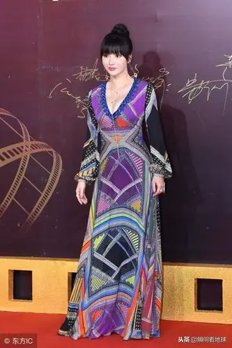 柳岩身穿深v格纹裙身材修长成熟有女人味