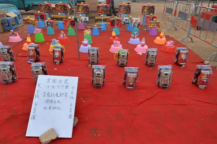 春节地摊飞镖套圈"套路深",老板收钱收到手软-搜狐大视野-搜狐新闻