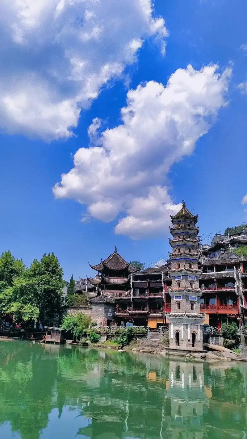 中国最美小镇—凤凰古城.凤凰古城的沱江河是凤凰县的母亲河她 - 抖音