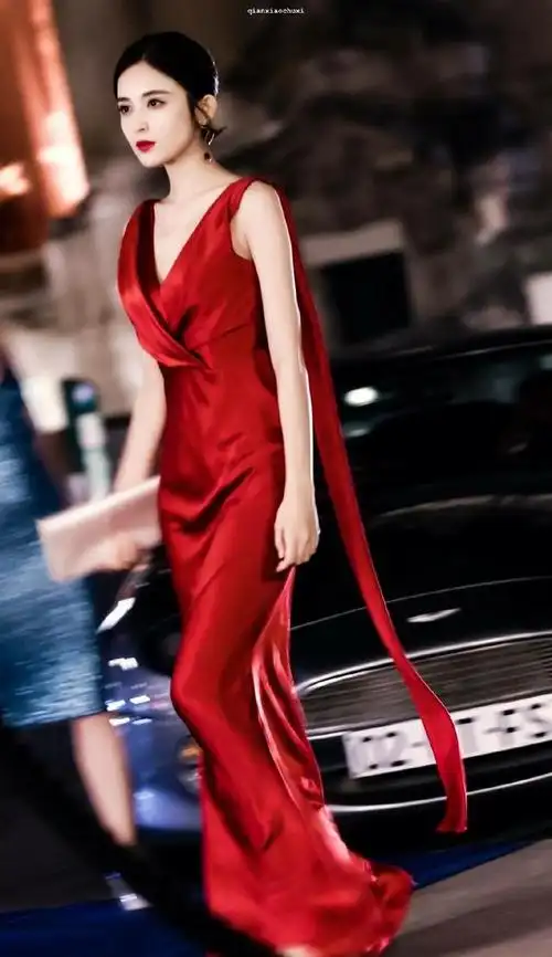 明星同穿小红裙,热巴艳丽,刘亦菲美成无法忘怀的风景线