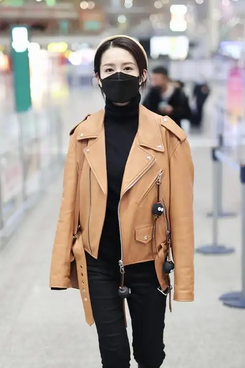 李沁机场街拍大冬天薄外套配打底衫也不嫌冷为了美也挺拼