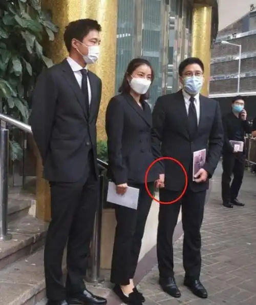 霍启刚夫妇出席赌王葬礼,郭晶晶小鸟依人,二弟霍启山罕见现身