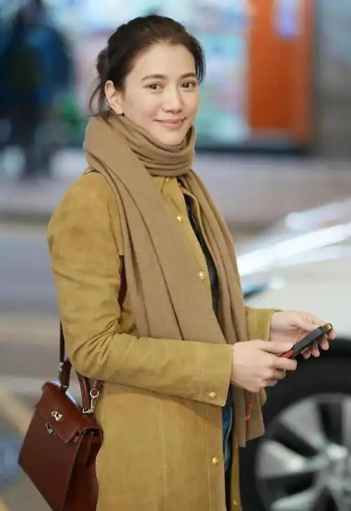 袁咏仪居然已经52岁了,这个状态说30岁也不过分吧,不愧是香港小姐冠军