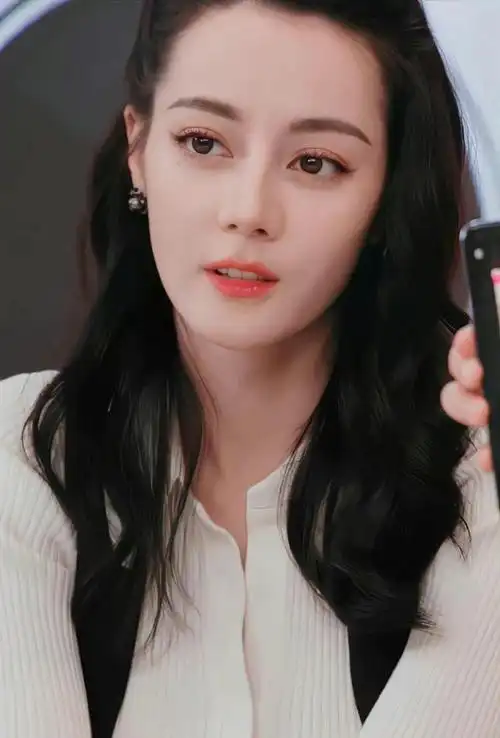 90后花旦迪丽热巴在7号晚上亮相直播间为品牌做宣传,这位顶流花旦手里