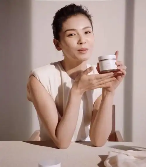 刘涛穿无袖长裙拍代言广告,手臂肌肉松弛,网友:岁月不饶人