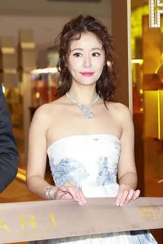 林心如亮相某品牌活动,蔡徐坤展现高冷王子气质,林心如性感露肩卷发