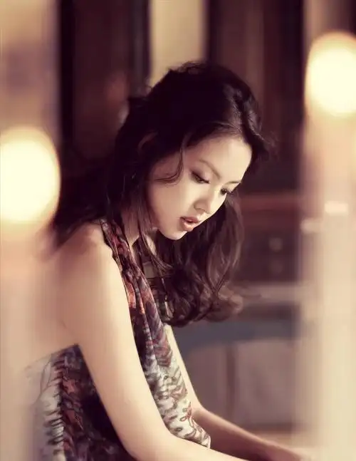 张梓琳长相很漂亮,每次出门都会遇到主动搭讪他的男生,还有想约她吃饭