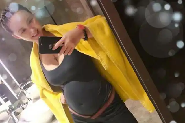 准妈张歆艺晒孕肚照面露甜笑 推荐游泳是消肿良方