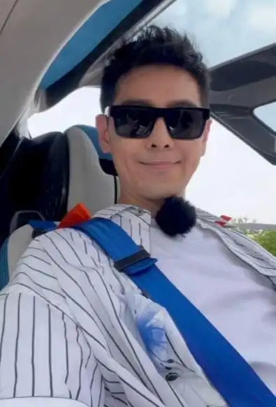 林志颖现身活动,穿搭年轻帅气|发型|英俊|t恤|时尚元素_网易订阅