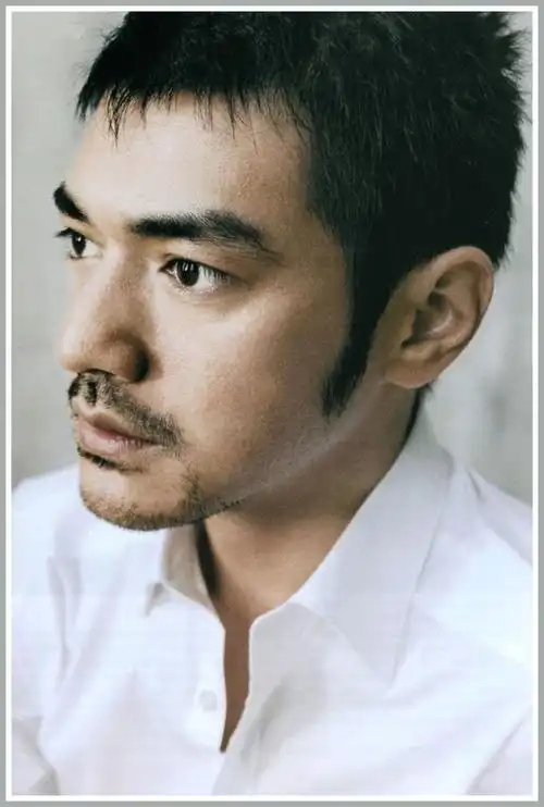 09年金城武剪去了自己标志性的长发,寸头plus 男人味十足的胡茬,让他