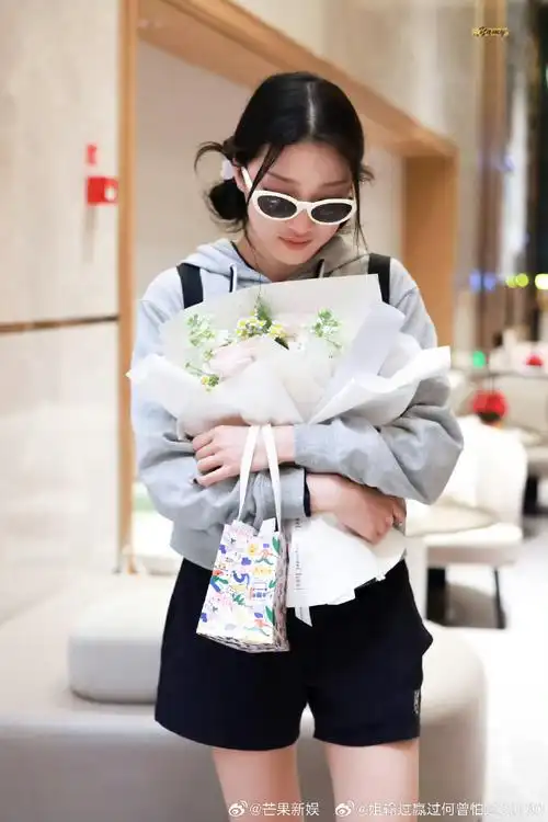 火箭少女101为yamy打call#2024年了还能看到火箭少女成员们集体为