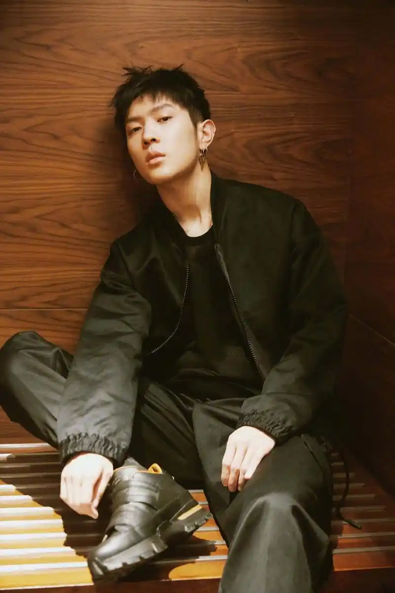 马伯骞清爽短发造型亮相活动,阳光笑容尽显青春活力,身着剪裁精致的纯