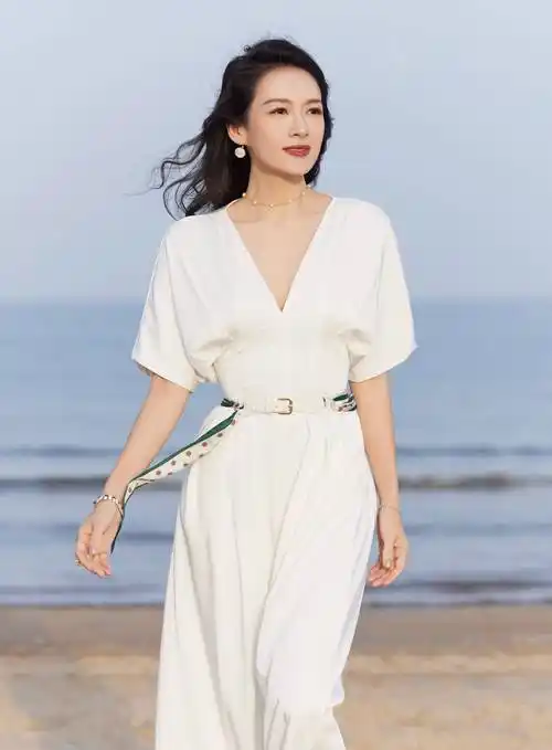 章子怡身穿白色深v套装显精致,笑容灿烂,气质优雅出众.