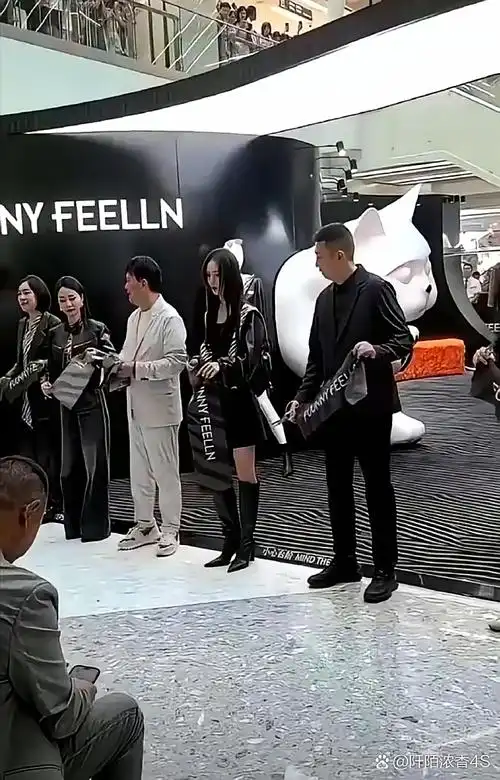 老板脸色当场黑掉,原来不是小题大做 金晨剪彩时彩头落地,她弯腰捡起