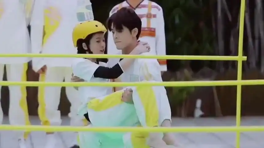 曾舜晞cut:曾舜晞张雪迎上演超甜公主抱 捉迷藏惊险操作力挽狂澜