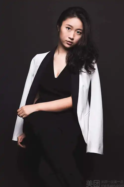 形象照:职业正装半身照 造型 服装 1套/人 化妆 1套/人 服装说明 证件