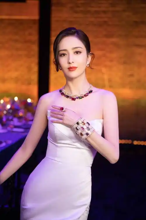 佟丽娅《舞蹈生》造型,一袭红裙露腰设计大裙摆,异域风情浓郁_礼服