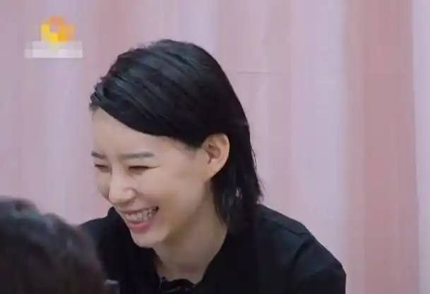 原创李斯丹妮绕了一圈才坐到张雨绮身边被戳穿后的反应甜到心里去了